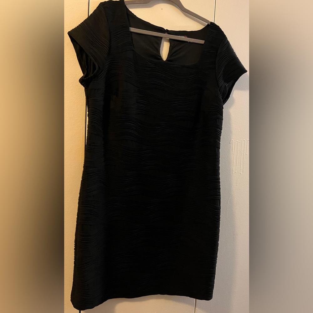 COCOMO WOMAN BLACK DRESS (Size 22)